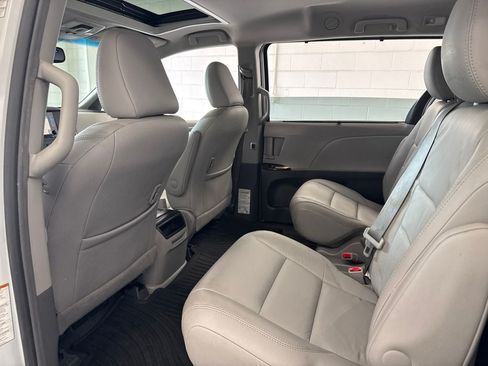 Used 2017 Toyota Sienna XLE w/ XLE Navigation Package FWD image 40