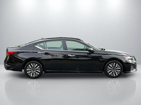Used 2023 Nissan Altima 2.5 SV w/ SV Premium Package FWD image 8