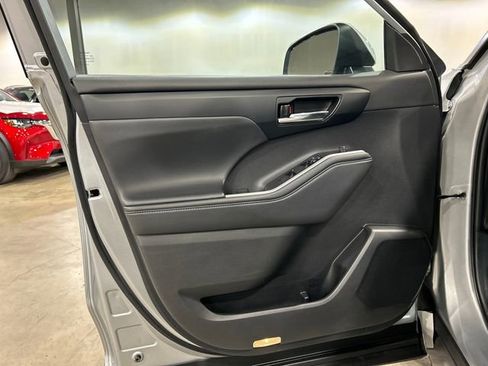 Used 2022 Toyota Highlander XLE FWD image 9