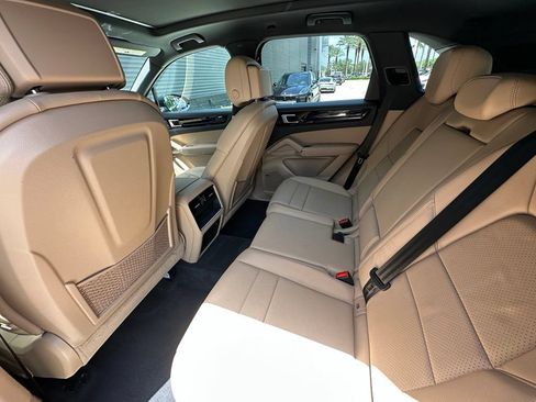 Certified 2022 Porsche Cayenne AWD/4WD image 38