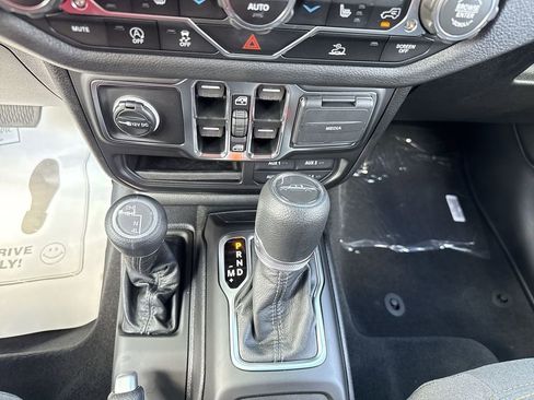 New 2025 Jeep Gladiator Sport image 20