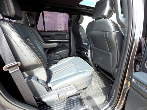 Used 2023 Ford Expedition Platinum image 18