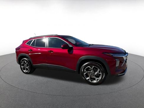 Used 2025 Chevrolet Trax LT image 2