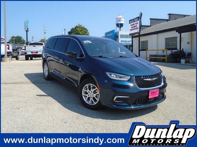 Used 2025 Chrysler Pacifica Select FWD image 1