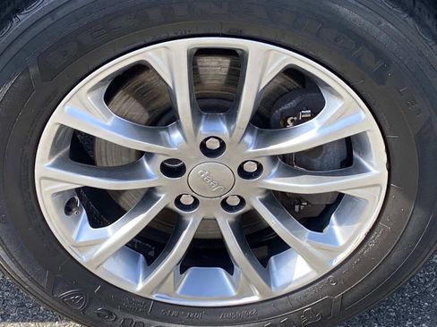 Used 2019 Jeep Cherokee Latitude Plus AWD/4WD image 20