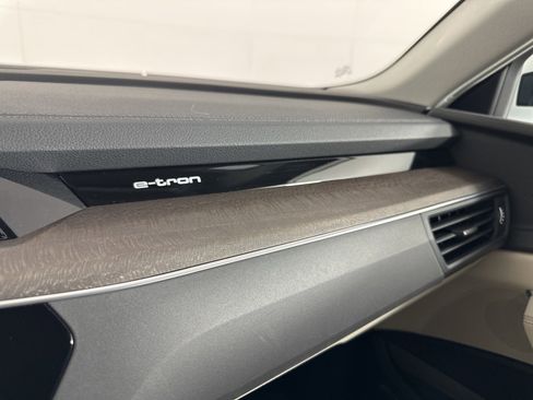 Used 2024 Audi Q8 e-tron Premium Plus w/ Premium Plus Package image 18