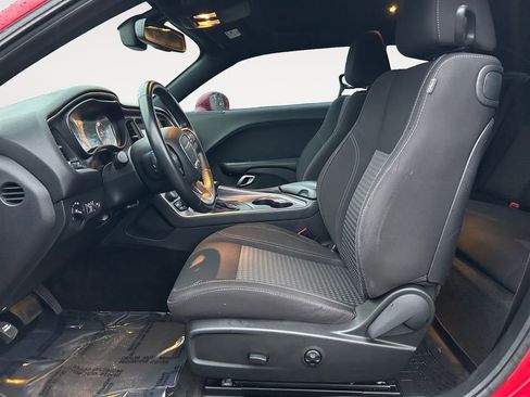 Used 2015 Dodge Challenger SXT image 15