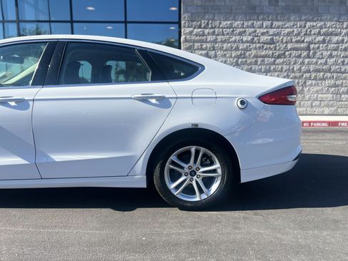 Used 2018 Ford Fusion SE w/ Equipment Group 602A FWD image 5