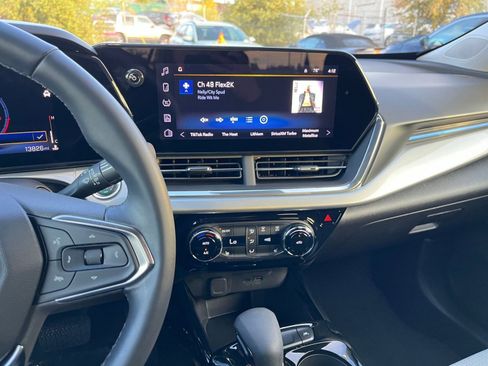 Used 2025 Chevrolet Trax LT w/ LT Convenience Package image 18