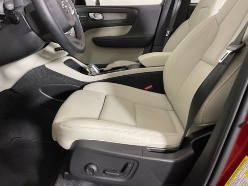 Certified 2025 Volvo XC40 B5 Ultra AWD/4WD image 32