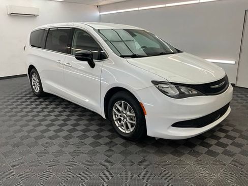 Used 2024 Chrysler Voyager LX FWD image 3
