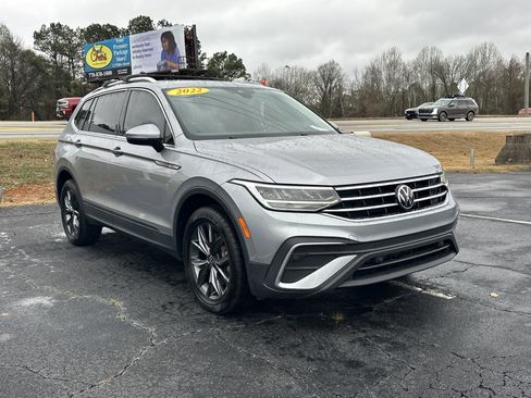 Used 2022 Volkswagen Tiguan SE image 2