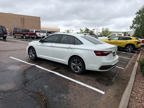 Used 2024 Volkswagen Jetta SE w/ Panoramic Sunroof Package FWD image 4