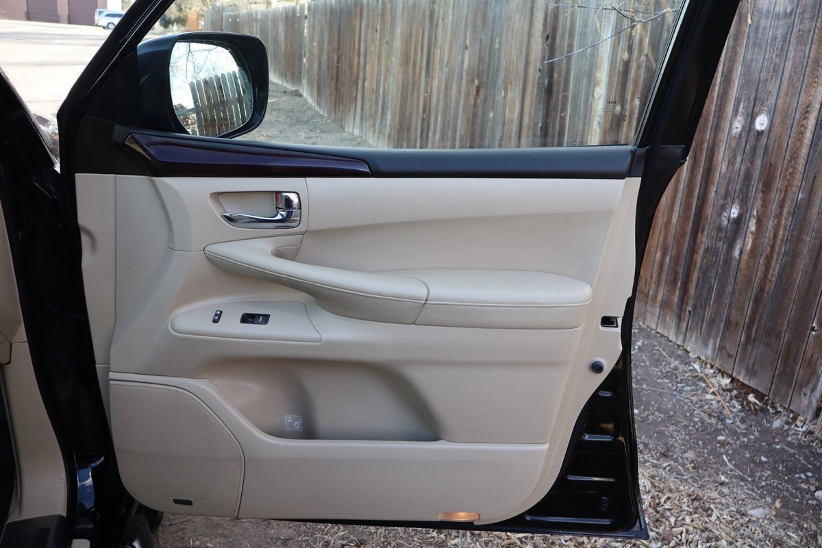 Used 2011 Lexus LX 570 4WD w/ Luxury Pkg image 26