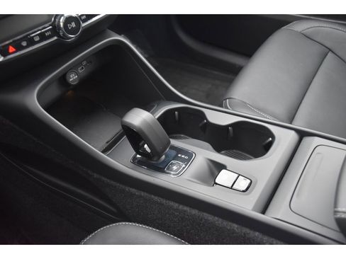 Certified 2025 Volvo XC40 B5 Core w/ Protection Package Premier image 32