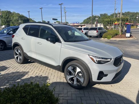 New 2026 Volvo XC40 B5 Plus w/ Protection Package Premier AWD/4WD image 6