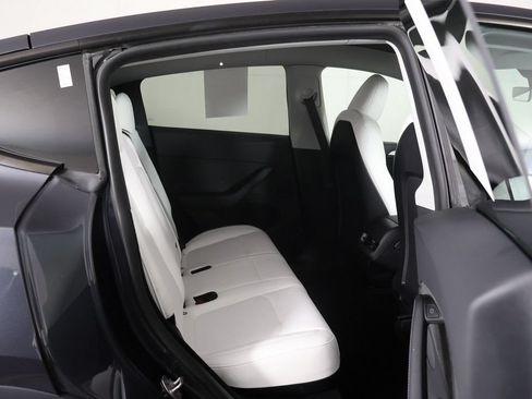 Used 2024 Tesla Model Y Long Range AWD/4WD image 37