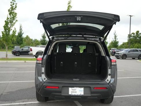 Used 2025 Nissan Pathfinder SV AWD/4WD image 17