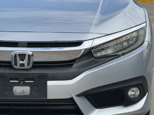 Used 2017 Honda Civic Touring image 4