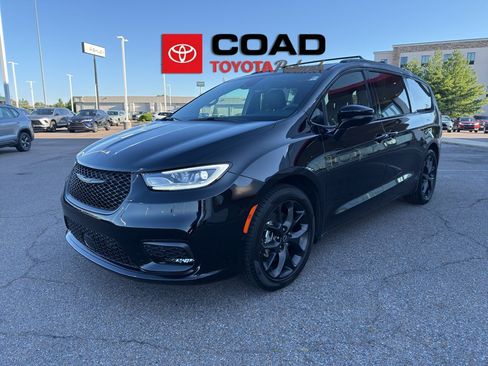 Used 2025 Chrysler Pacifica Limited FWD image 1