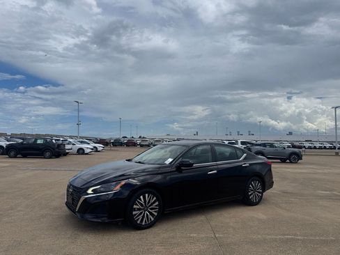 Used 2023 Nissan Altima 2.5 SV FWD image 9