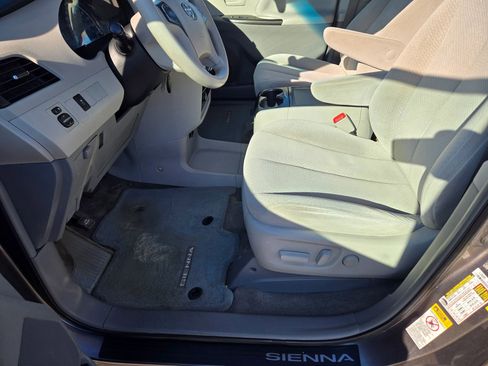 Used 2013 Toyota Sienna LE image 32