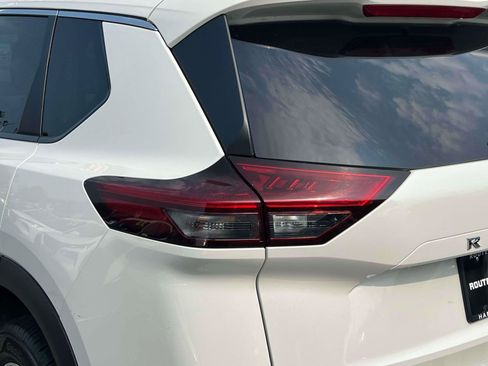 Used 2023 Nissan Rogue SV AWD/4WD image 8