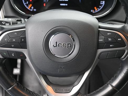 Used 2020 Jeep Grand Cherokee Laredo AWD/4WD image 16