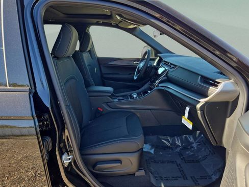 New 2025 Jeep Grand Cherokee Laredo X w/ Luxury Tech Group I image 28