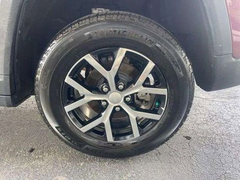 Used 2025 Jeep Grand Cherokee Limited image 12