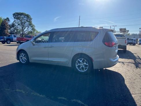 Used 2020 Chrysler Pacifica Limited FWD image 3