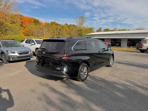 Used 2024 Toyota Sienna XLE image 7