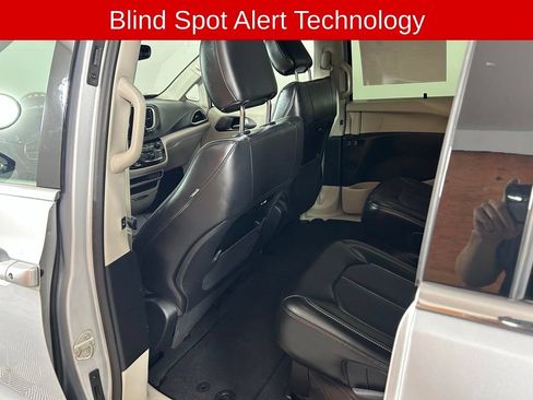 Used 2024 Chrysler Pacifica Touring-L FWD image 12