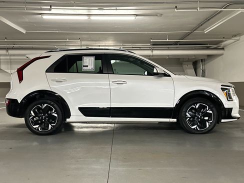 Certified 2023 Kia Niro Wave image 8