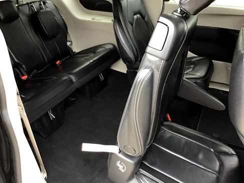 Used 2022 Chrysler Pacifica Touring-L image 44