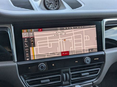 Used 2025 Porsche Macan image 17