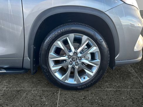Used 2025 Toyota Highlander Limited image 9