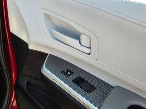 Used 2025 Toyota Sienna LE image 28