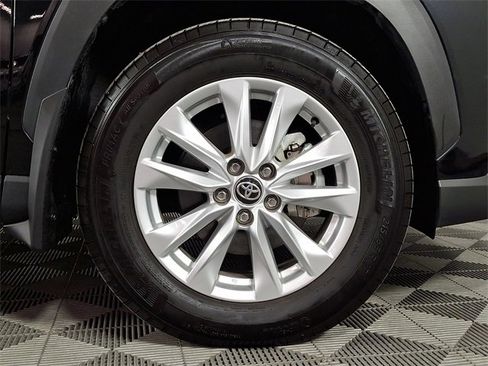 Used 2024 Toyota Corolla Cross LE image 11