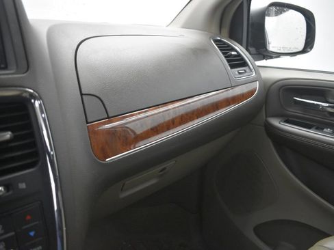 Used 2015 Chrysler Town & Country Touring w/ Driver Convenience Group image 40