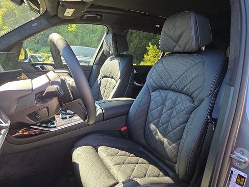 Used 2026 BMW X7 xDrive40i w/ Premium Package image 6