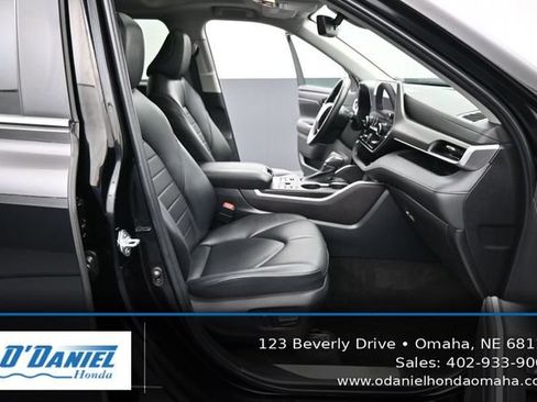 Used 2023 Toyota Highlander XLE AWD/4WD image 45