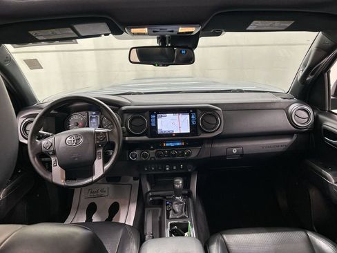 Used 2018 Toyota Tacoma TRD Sport image 19