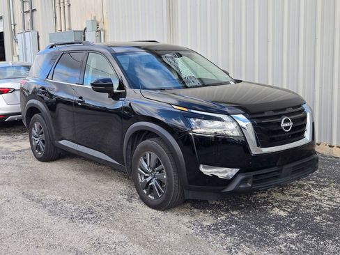 Used 2025 Nissan Pathfinder SV image 1