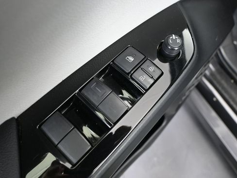 Used 2022 Toyota Prius LE FWD image 19