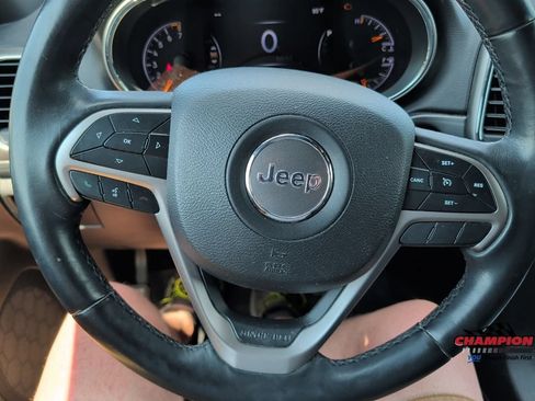 Used 2019 Jeep Grand Cherokee Laredo AWD/4WD image 26
