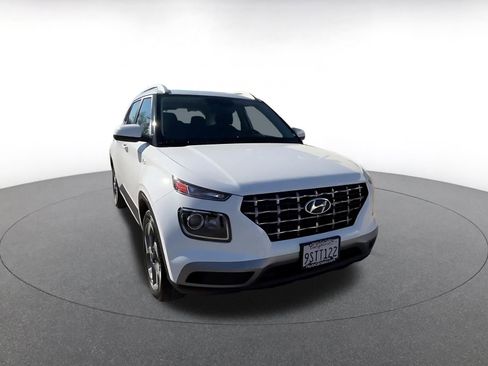 Used 2025 Hyundai Venue SEL image 3