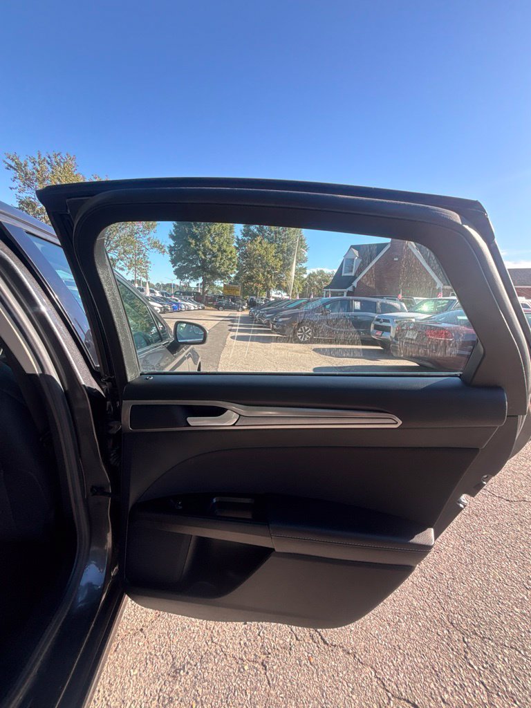 Used 2017 Ford Fusion SE FWD image 22