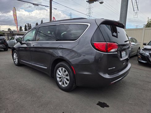 Used 2017 Chrysler Pacifica Touring-L FWD image 2
