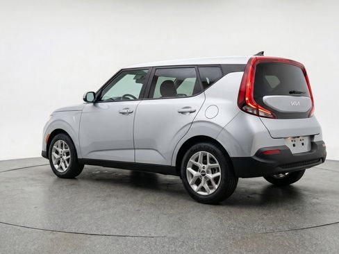 Used 2025 Kia Soul LX w/ LX Technology Package FWD image 6